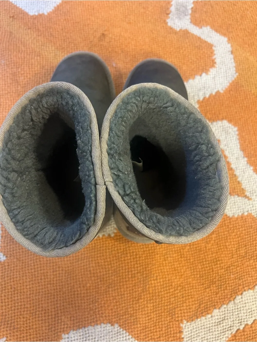 UGG Woman’s Classic Short II boot in Woodland Green size 6